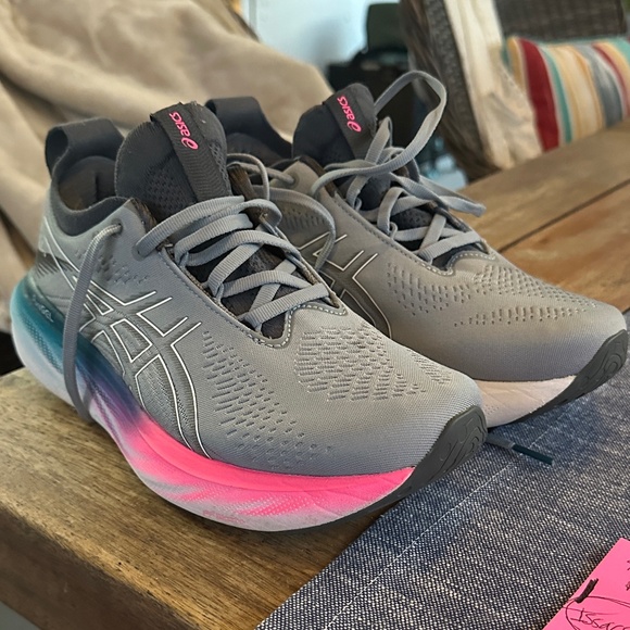 ASICS - Picture 1 of 4